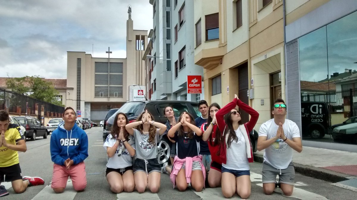 somaloadolesce1's tweet photo. Bajo el manto de #MariaAuxiliadora terminamos nuestra gynkana ¡Somos el mejor grupo! #Grupo10 #TheBeatles https://t.co/GQsArJ8Dpi