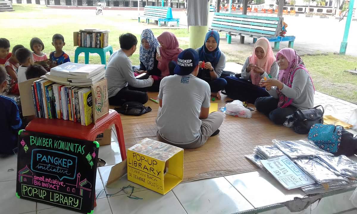 Pengunjung di booth kami sudah rame. Ditungguki kakak2 :) #bukberkomunitas