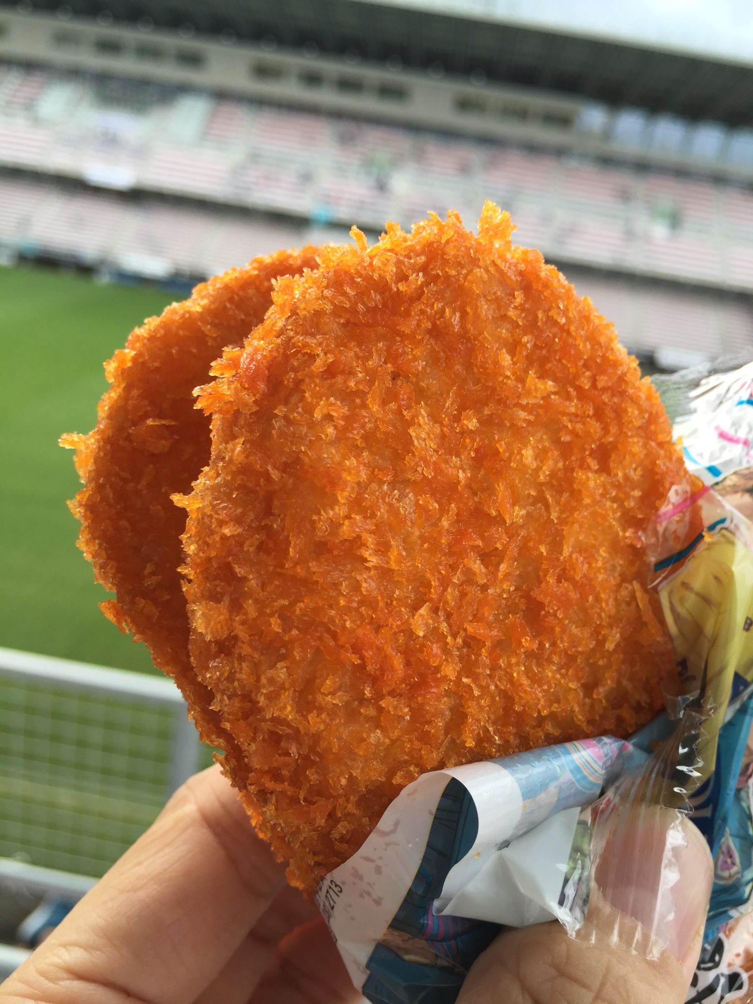 さいとうかずみぃさん み ミンチ天 もともとは佐賀ケンミンにとってのソウルフード しかしfc東京サポーターに見つかるやいなや Jリーグサポーター界隈で鳥栖を代表するグルメに成長 開封してそのまま食べるもよし 炙るもよしな食べ物である J