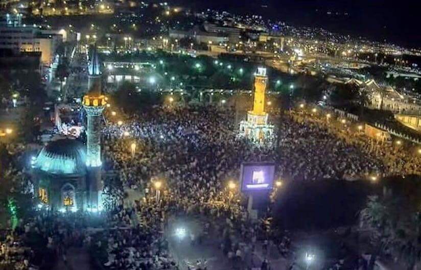Dün gece İzmir Konak Meydanı..Seccadesini alan "Kadir Gecesi" için akın akın koştu..
Elhamdülillah 🙏