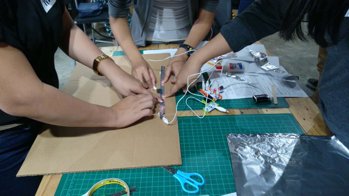 fayetandog's tweet photo. Group 1's challenge at #ADEatMSM: Makey Maze! Using @littleBits @makeymakey bit! #makers #edtech https://t.co/2cjkYj1jO8