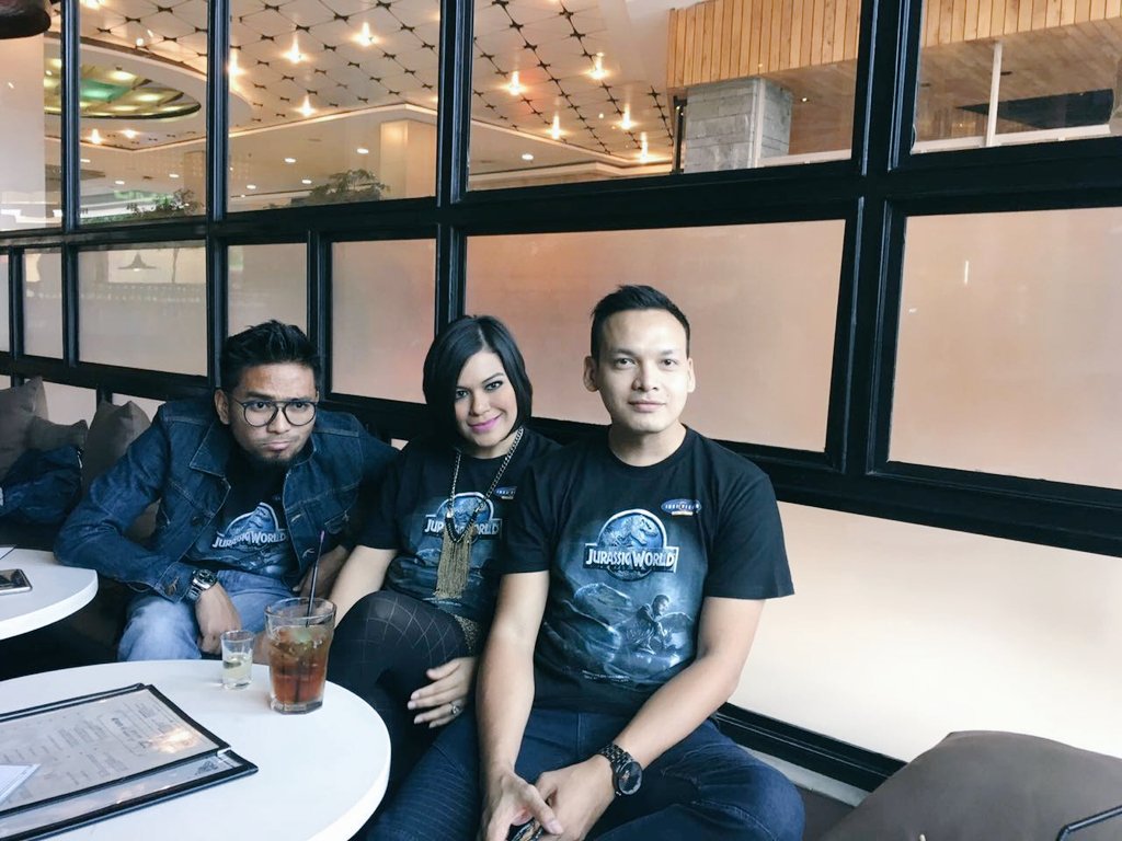 Sebentar lagi <a href="/imamdarto/">Imam Darto</a> <a href="/MyNameisFLa/">xochitL prisciLLa</a> dan <a href="/benjoshua_r/">benjosh</a> akan hadir di HBO Jurassic World Roadshow loh #HBOJWTAKESJKT