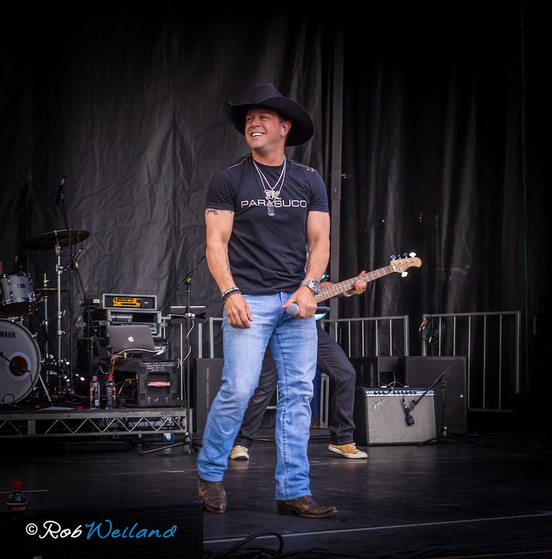 downtownvanbc's tweet photo. @AaronPritchett at the #CanadaDay celebrations in #downtownvancouver. #Vancouver @downtownvanbc @CanadaPlace https://t.co/0iUvgYwokB