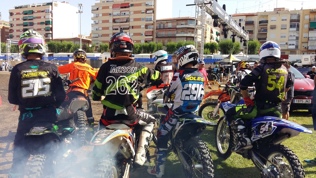 rfme_oficial's tweet photo. Briefing hecho y motos en pista! Arrancamos! #copaespsx #elda2016 https://t.co/y2fWfNLvVR