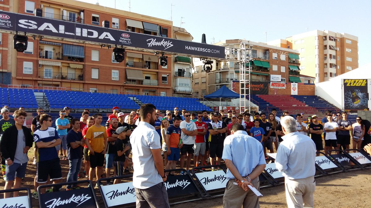 rfme_oficial's tweet photo. Briefing hecho y motos en pista! Arrancamos! #copaespsx #elda2016 https://t.co/y2fWfNLvVR