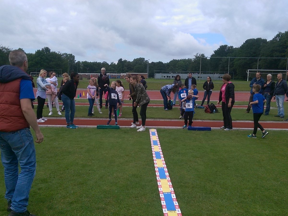 Na de estafette gaan we medicine bal stoten! #athleticchamps