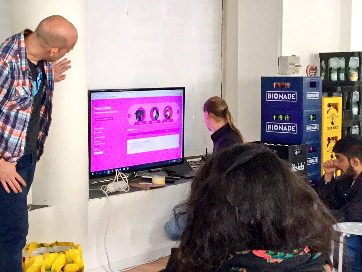 BonnLAB's tweet photo. Mini-Pitches auf @FreifunkSimon's Bildschirm 👌

@codeforbonn ist einfach cool 🤓 #hackbn16
#BNLAB1 https://t.co/2U3Bzvq8fS