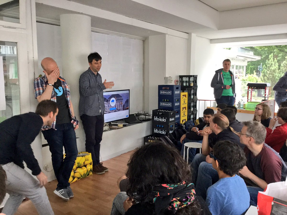 BonnLAB's tweet photo. Mini-Pitches auf @FreifunkSimon's Bildschirm 👌

@codeforbonn ist einfach cool 🤓 #hackbn16
#BNLAB1 https://t.co/2U3Bzvq8fS