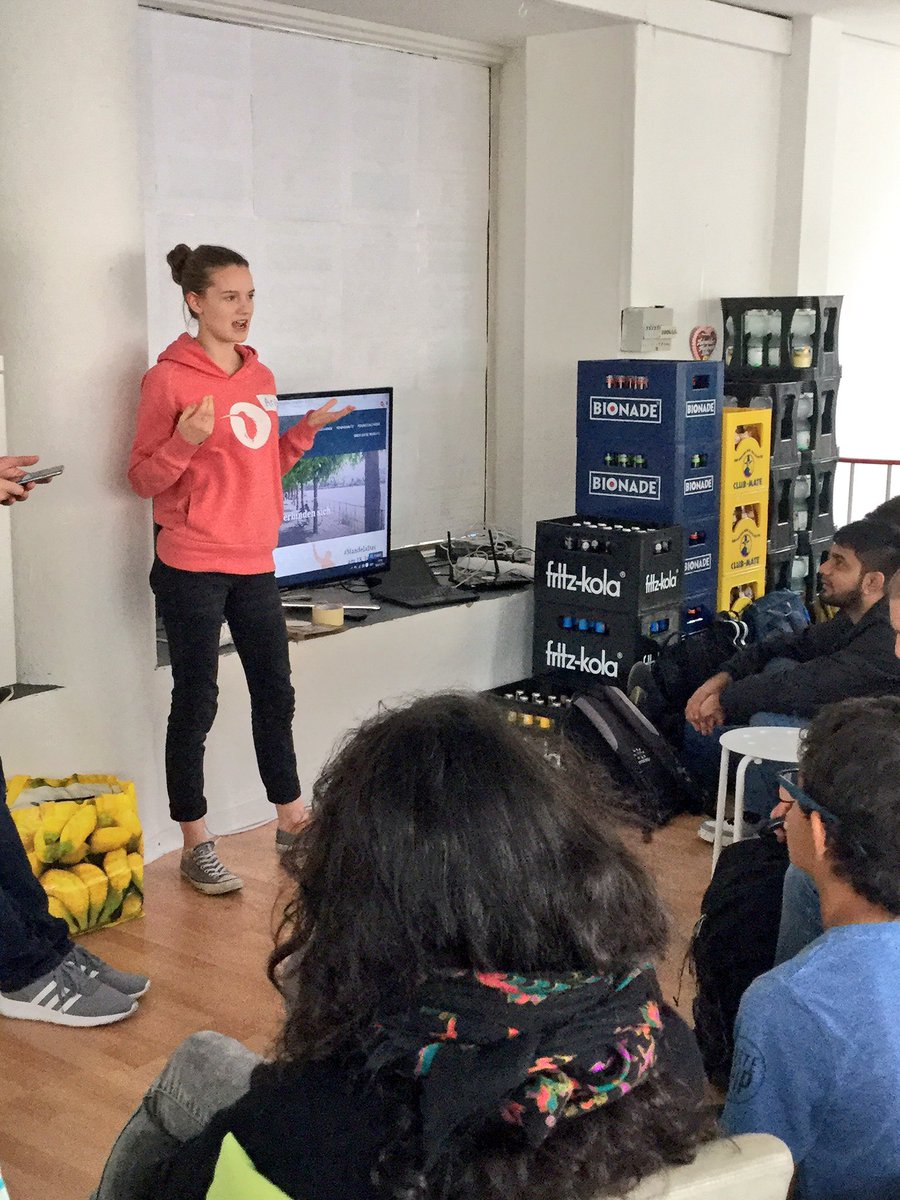 joscchh's tweet photo. @AnaTamblyn berichtet über ihr @young_bonn Projekt, das sie am Montag @BonnLAB gestartet hat. #hackbn16 https://t.co/VhWDmEYFyj