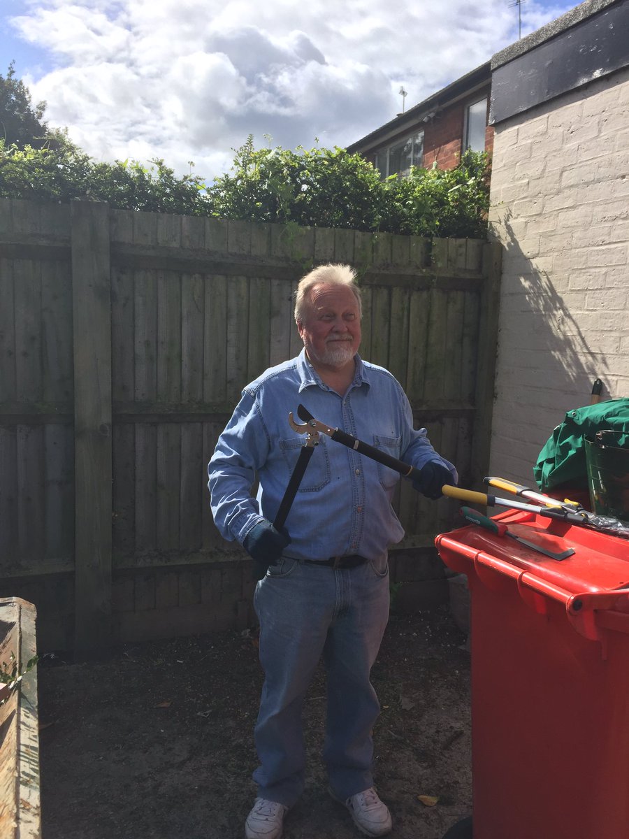 GallieAmanda's tweet photo. Dave hard at work trimming the bush @mycooplife @crute_k @j0shreed @CarolColeing https://t.co/BpIvUFL5He