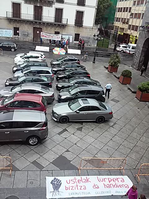 naroaoa's tweet photo. Geldituko dugu! Atxilotu bat elkarretaratzean @GipuzkoaZutik #Azkotia https://t.co/syFSU23nZL