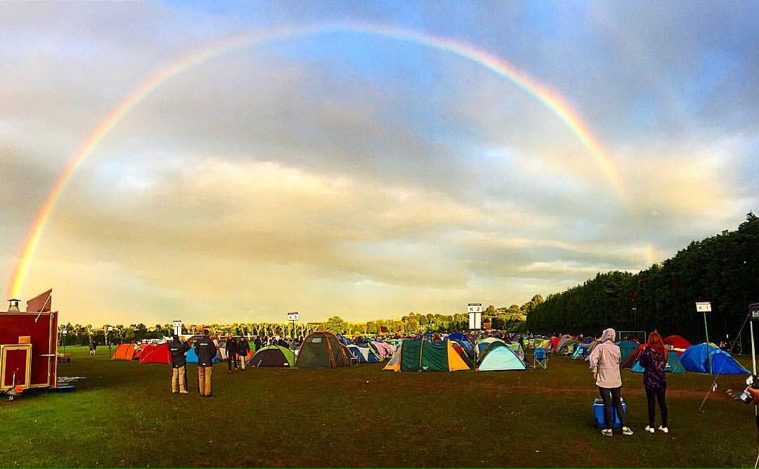 James384's tweet photo. The view from #TheQueue this morning. Let's go Andy! #Wimbledon https://t.co/BlNWcgRQm3