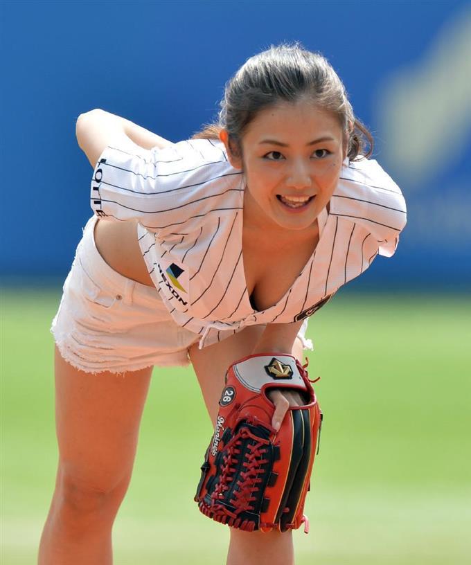 マウンドで“準備万端”ストレッチ…観客釘づけ 女優の片山萌美が始球式