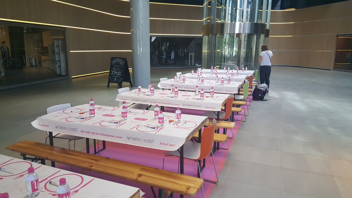 ReneePrins3112's tweet photo. @DvanMourik en ik zijn er klaar voor. Schuif je aan #netwerkkleed sessie? Delftse Poort Rotterdam #worldwomenweek https://t.co/BYXoOWcWkG