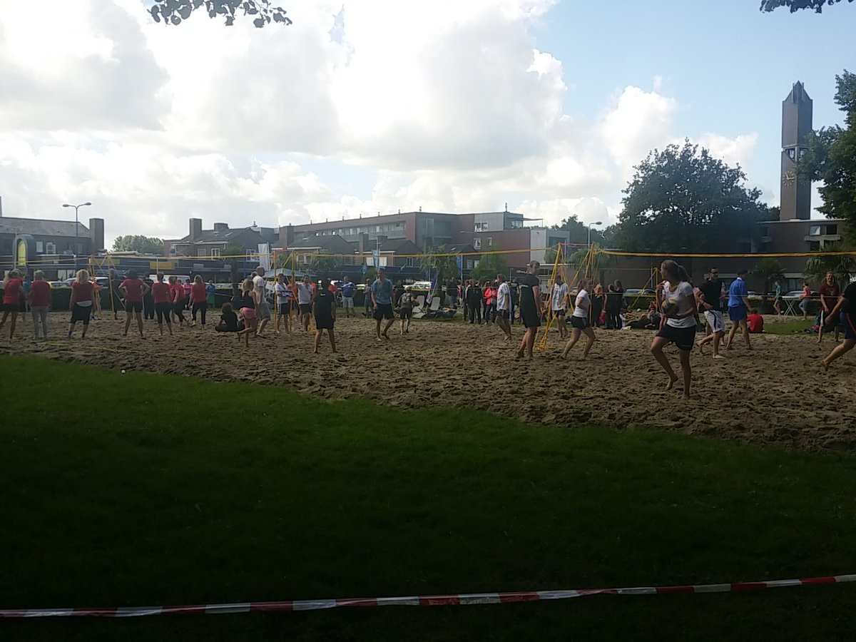 Iedereen lekker aan het beachen!! #joinvolleybal