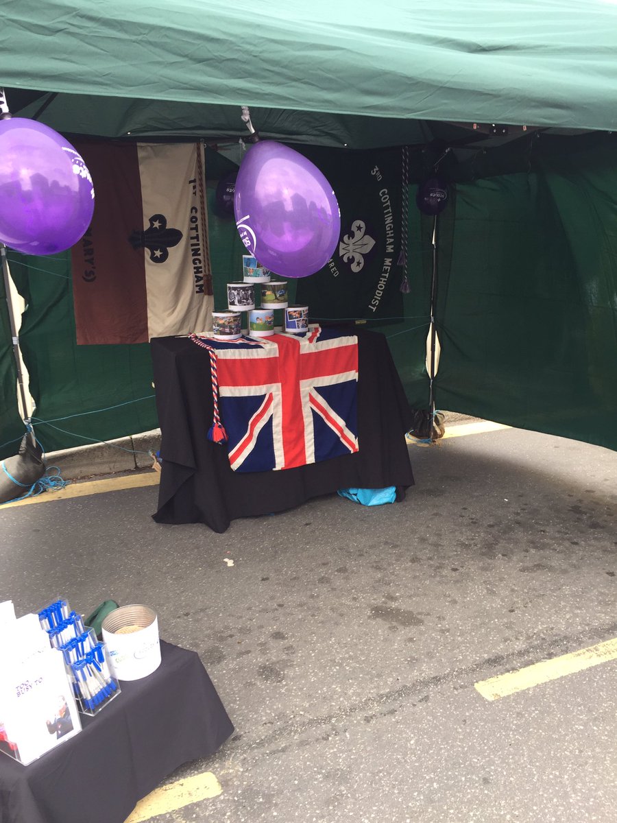 JoshMorablanco's tweet photo. Come and see @Cottinghamscout on #CottDay in the bus stop. Can you get all our cans down? https://t.co/I39DWI9mYA