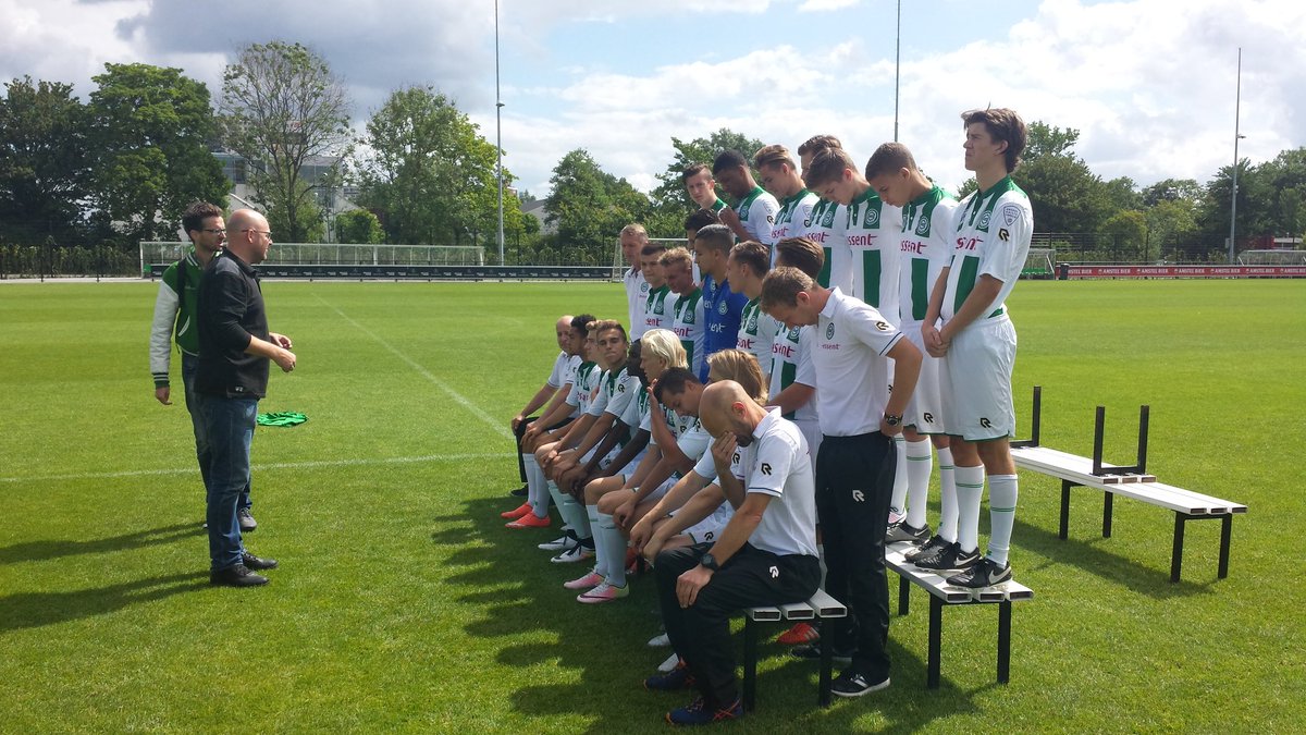 En bezig met de elftalfoto van FC Groningen o.19 voor het nieuwe seizoen.