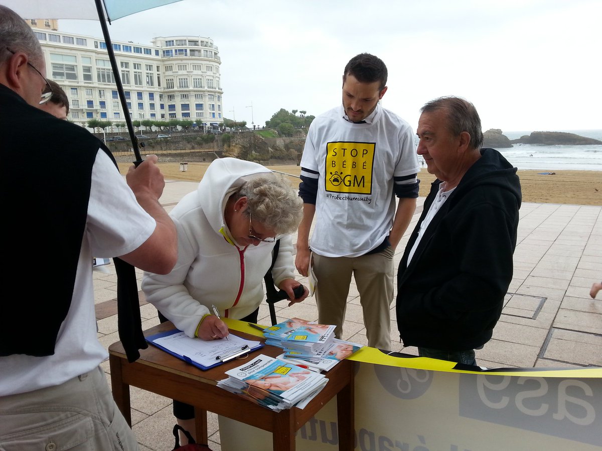 TDarmendrail's tweet photo. Les passants à #Biarritz signent pétition #stopbebeogm après notre sensibilisation sur #CRISPR-Cas9 stopbebeogm.fr https://t.co/plbtiphXb9