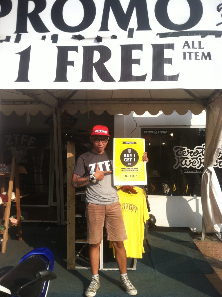 Special tonight..!!! BUY1GET1 ALL ITEM only 2 hour star from 22:00pm - 00:00pm let's party with DJ <a href="/X1E_SAC/">RizQ</a>