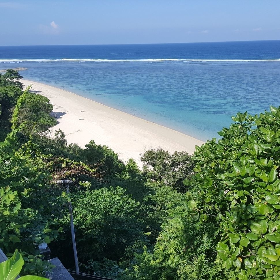 ioanablog's tweet photo. In the face of this, I can't take a proper pic. #Samabe #resort #hotel #Bali #beach #sky #… https://t.co/QewxwUzKTt https://t.co/e7Go6BqIZq