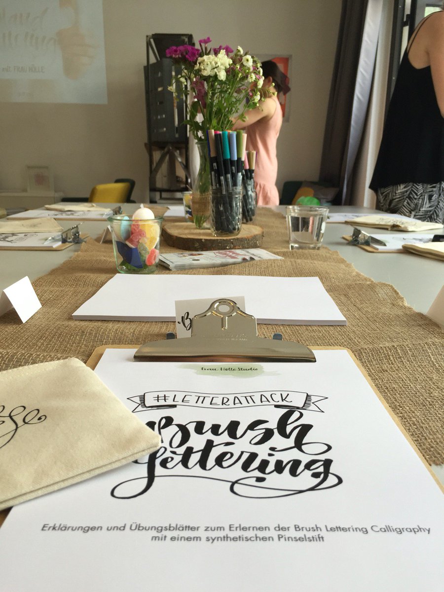 FrauHoelle's tweet photo. Los geht's mit dem 1. Hand Lettering Workshop! #letterattack1 (@ silberfabrik) https://t.co/37fbtJcC5e https://t.co/9uP6Ovnzbh