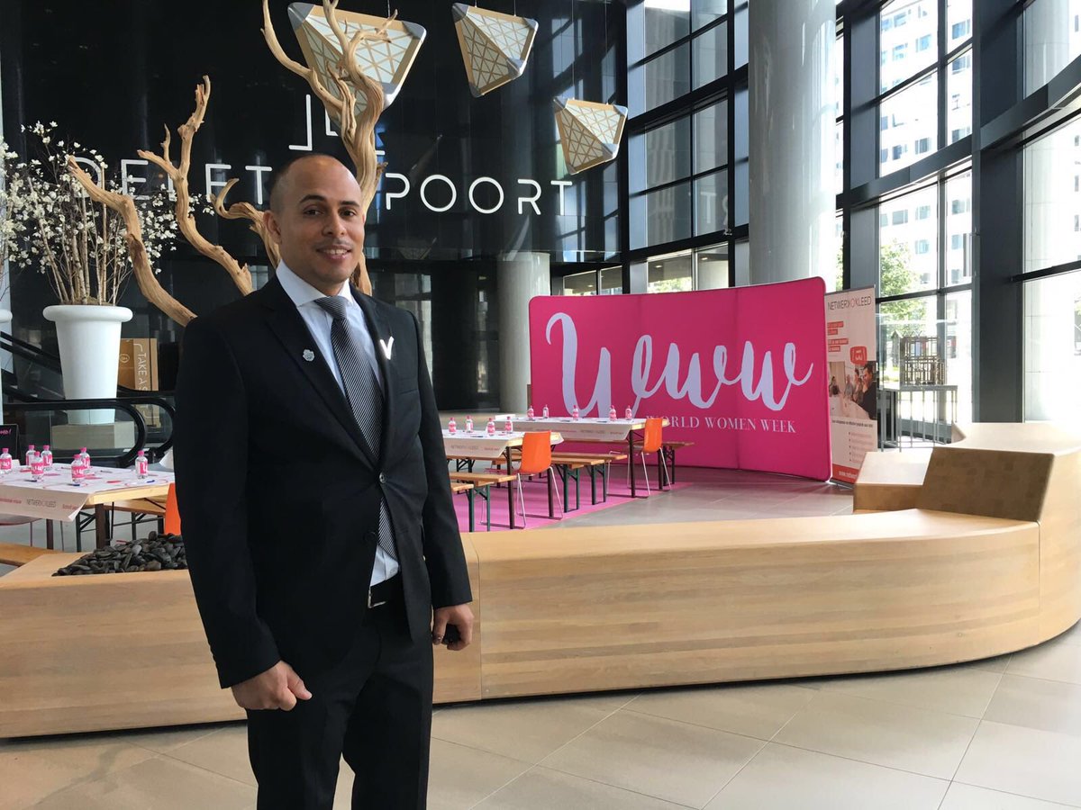 GuestwiseNL's tweet photo. Gideon helemaal strak in pak en ready voor #WorldWomenWeek #welkom #PowerVrouwen https://t.co/DP3vfPydVR https://t.co/D7LVfcCKtI