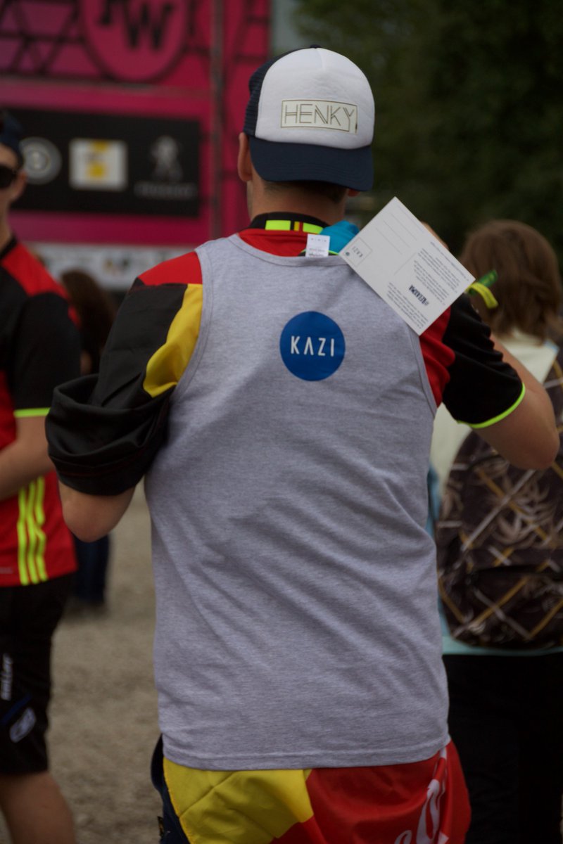NikolaasBellens's tweet photo. Het #KAZI-team deelde gisteren honderden @HappyJobsByKAZI-#Bartellekes uit op @RockWerchter! #relaxma #relaxpa https://t.co/cQzvjNIzvj