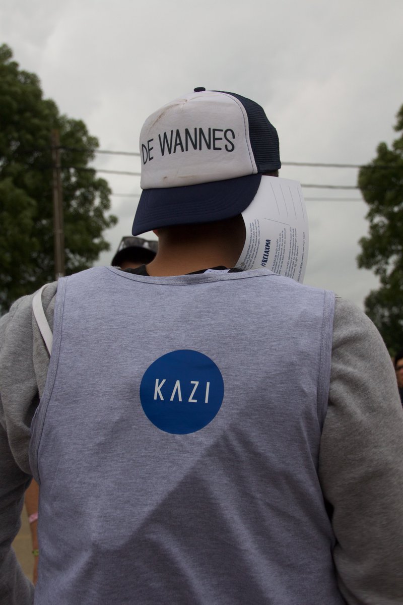 NikolaasBellens's tweet photo. Het #KAZI-team deelde gisteren honderden @HappyJobsByKAZI-#Bartellekes uit op @RockWerchter! #relaxma #relaxpa https://t.co/cQzvjNIzvj