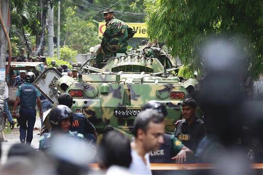 مقتل 20 أجنبيا في هجوم لتنظيم الدولة على مقهى في عاصمة بنغلاديش CmWmNfkWYAALlvD