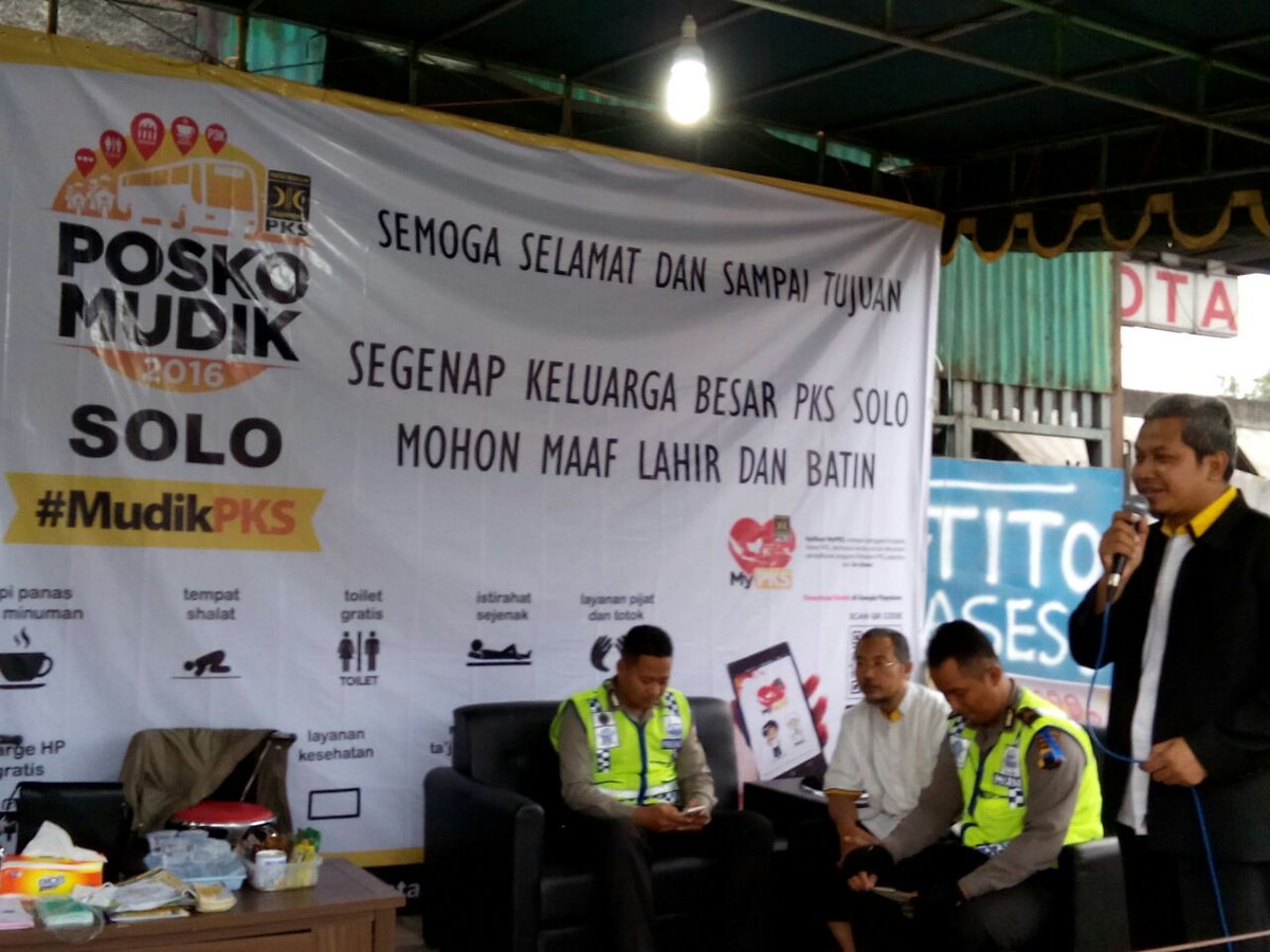 Launching Posko Mudik PKS Solo Jl Adi Sucipto 345 dibauka oleh Ketua  DPD PKS Solo <a href="/ABGHOIS/">ABDUL GHOFAR</a> #MudikPKS <a href="/PKSjateng/">Mas Blangkon</a>