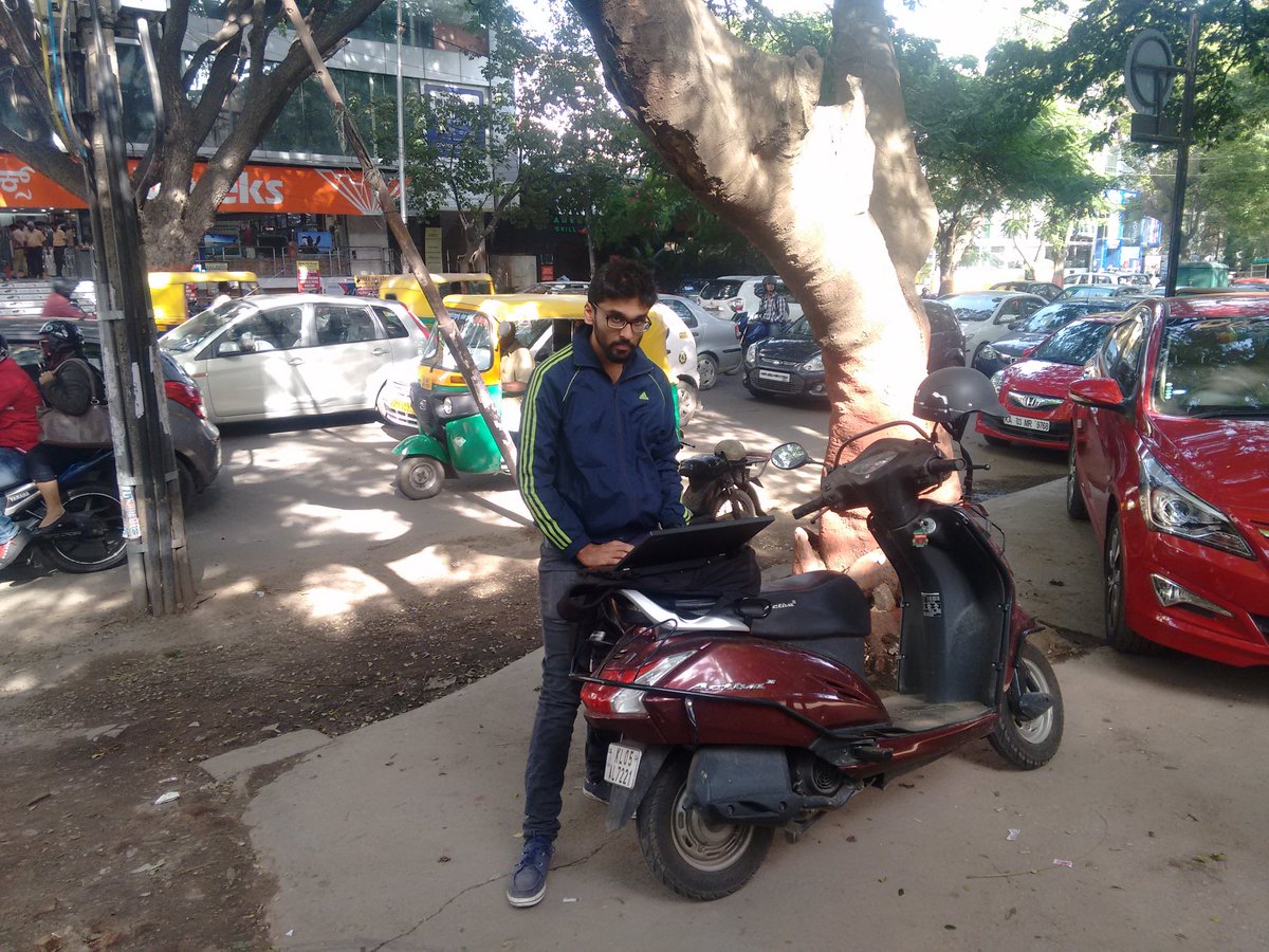 TheBubblyRebel's tweet photo. I really have crazy friends! Who stop in middle of traffic to work! #RoadsideWork #NirmalsNewOffice #Roadside https://t.co/Bmz7MXI23a