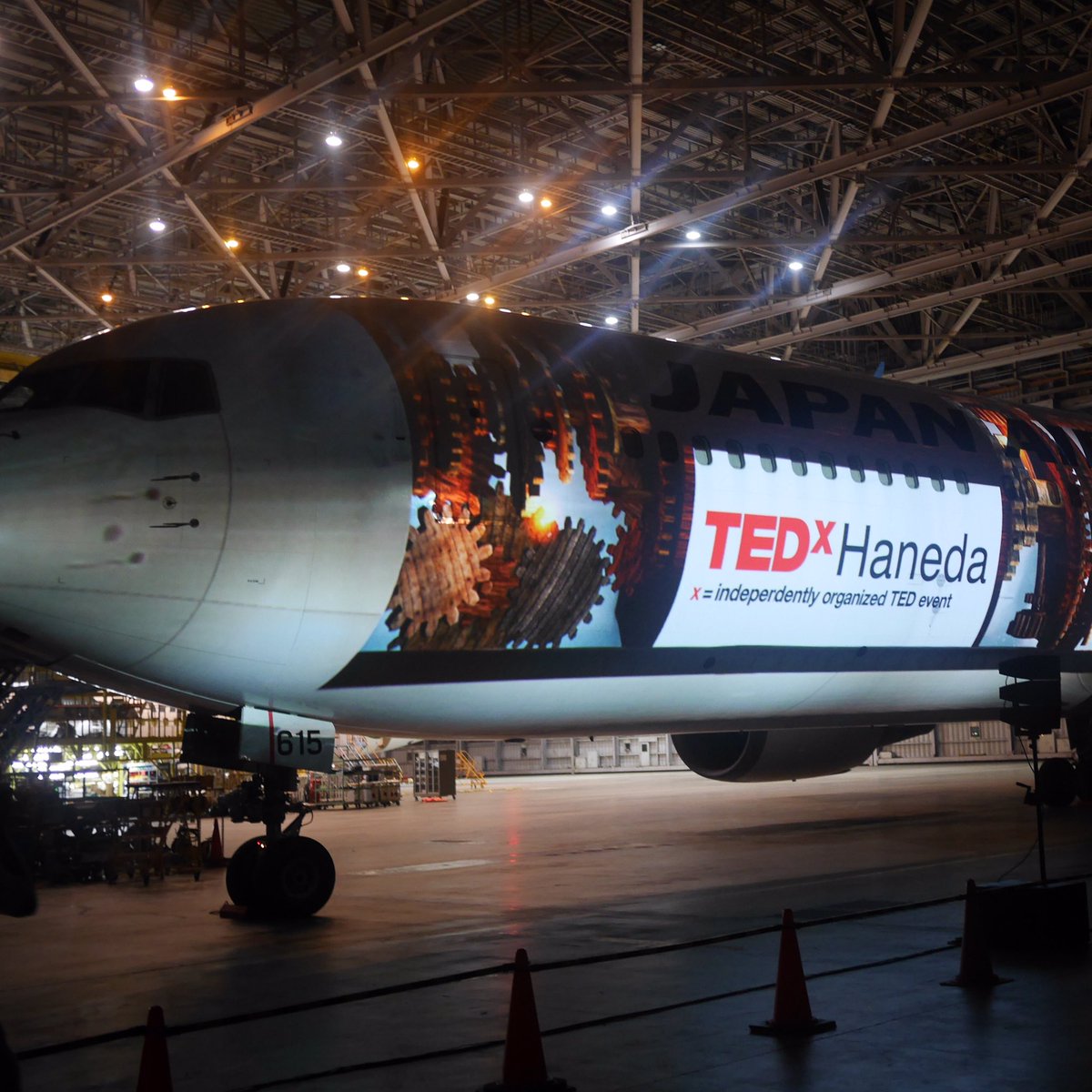 rkmt's tweet photo. 機体にプロジェクションマッピング #TEDxHaneda after party https://t.co/rZenDkrFfH