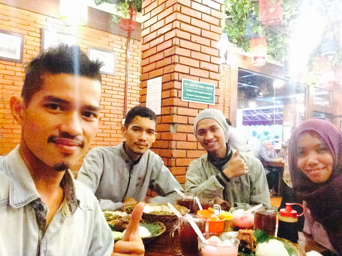Fadhonesty's tweet photo. @Bebekkaleyo76 Buka bersama Healthy makin maju, aminn #bebekkaleyo #makanmurah #kulinerjakarta https://t.co/nX16VQ5JzE