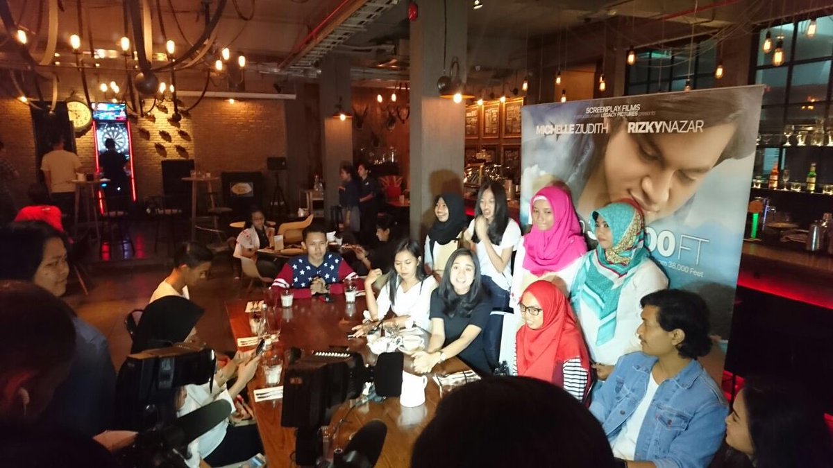 Scppr's tweet photo. Tinggal nunggu Arga @rizkynazaarr dtg nih #DemamILY #ILYFrom38000ft https://t.co/4zAE1gm00M