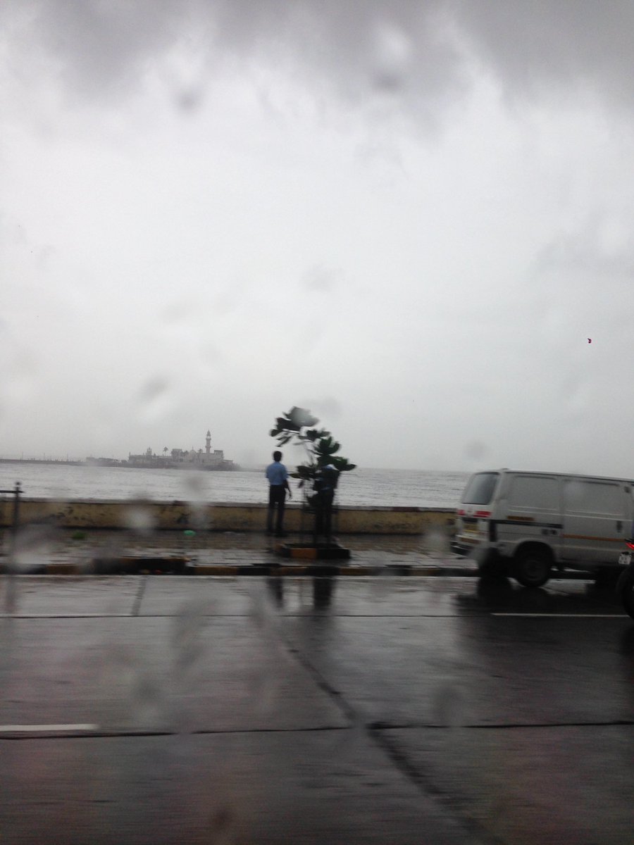 Jahnvi's tweet photo. Monsoon views in Mumbai. #hajiali https://t.co/MHVYIqDeuW