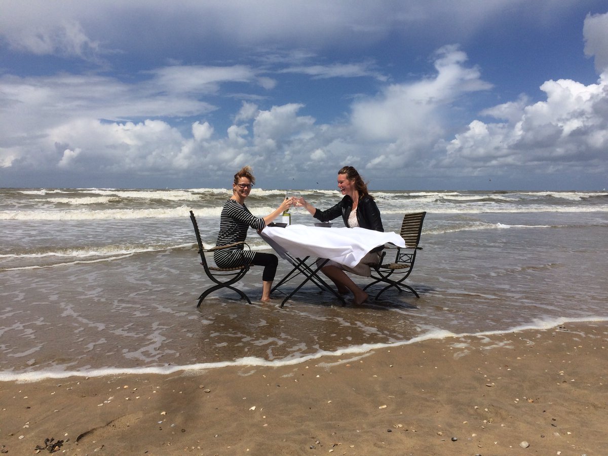 vriendenvjacob's tweet photo. Vandaag verrassen wij mensen op het strand met #JRENL streetdining! https://t.co/Sx8ssCBiQr