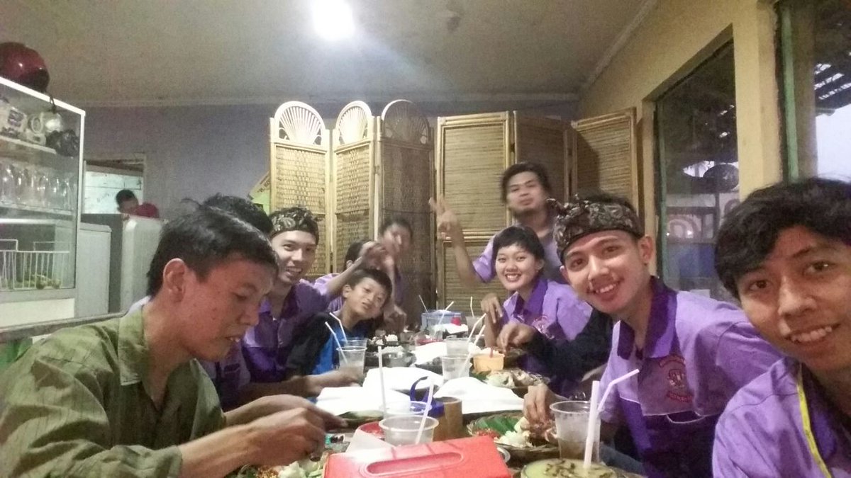 kali ini big fams lagi pada bukber di warung lesehan H. Kokoliem #Dl_003