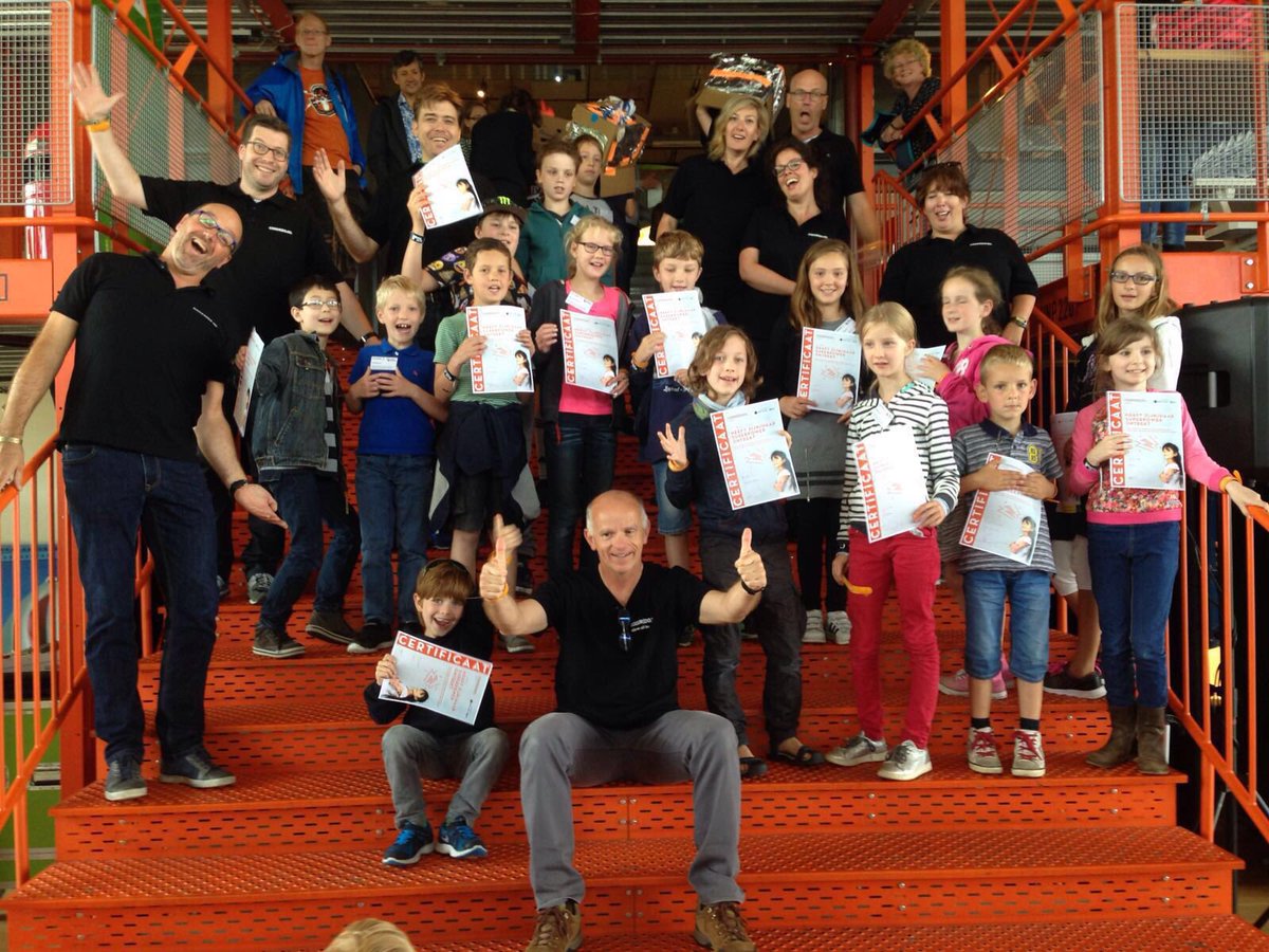 FleurVrolijk's tweet image. Ook 2e speed-cursus @CodestarterNL geslaagd!Blije jonge programmeurs en @ZiggoCompany coaches. #coderdojonl