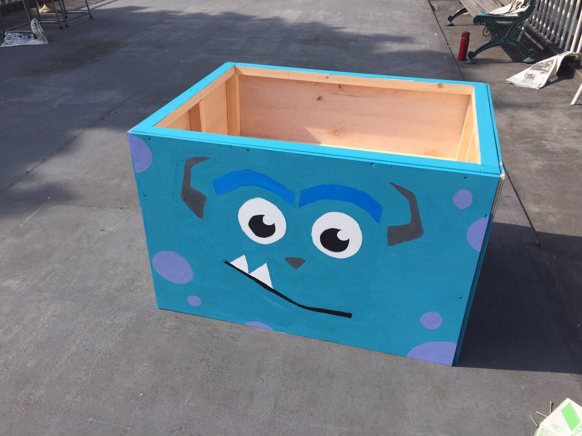 Hitomi Aiai １日かけての炎天下肉体労働の末 なんとか描けた かわいいコースターが待ってます 7 9 10は文化祭 1組はモンスターズインクのジェットコースターやります 来てね 目指せ1万人 一女祭 ジェットコースター