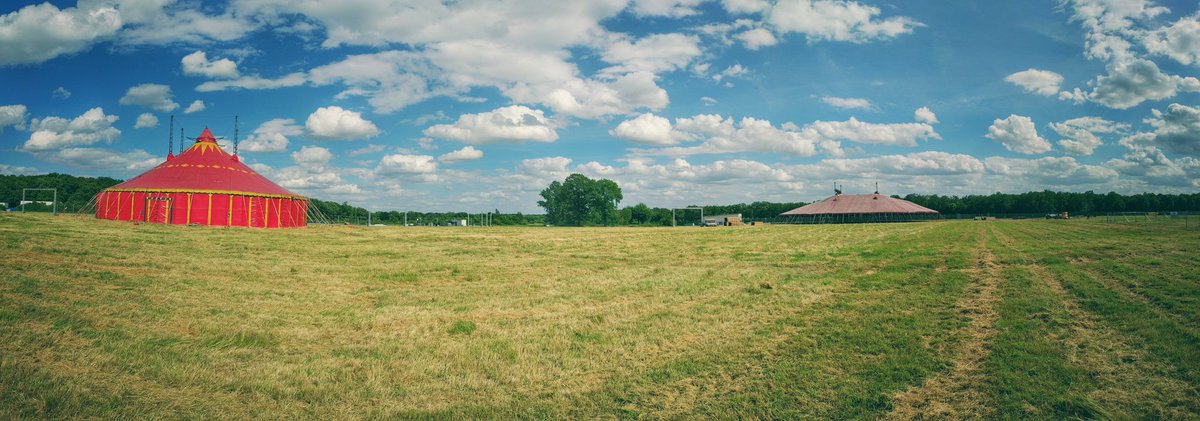 terresduson's tweet photo. Montage sous le #soleil pour #TDS2016. la prairie est vide sans vous... vivement le week-end prochain ! https://t.co/LH3ob4U2pM
