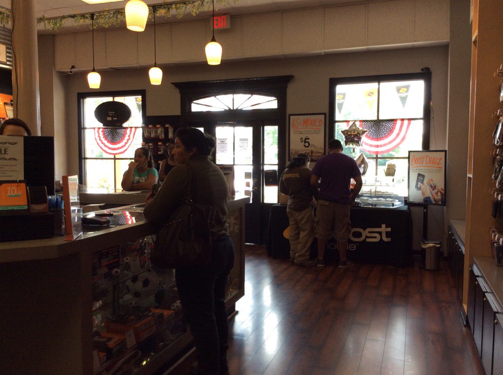 LA_SPG_Reed's tweet photo. Loving the crowd coming in for special deals and goodies! #BoostYourSummer @alexiaautin @krisspragg @JonDBlitz https://t.co/6hxwslNyDm