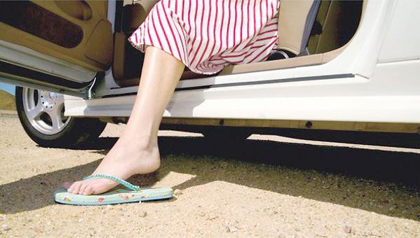 interiorgob's tweet photo. ¡RECUERDA! Las chanclas NO son para conducir, pueden resbalar o engancharse #VeranoSeguro https://t.co/EcYPKy9nI7