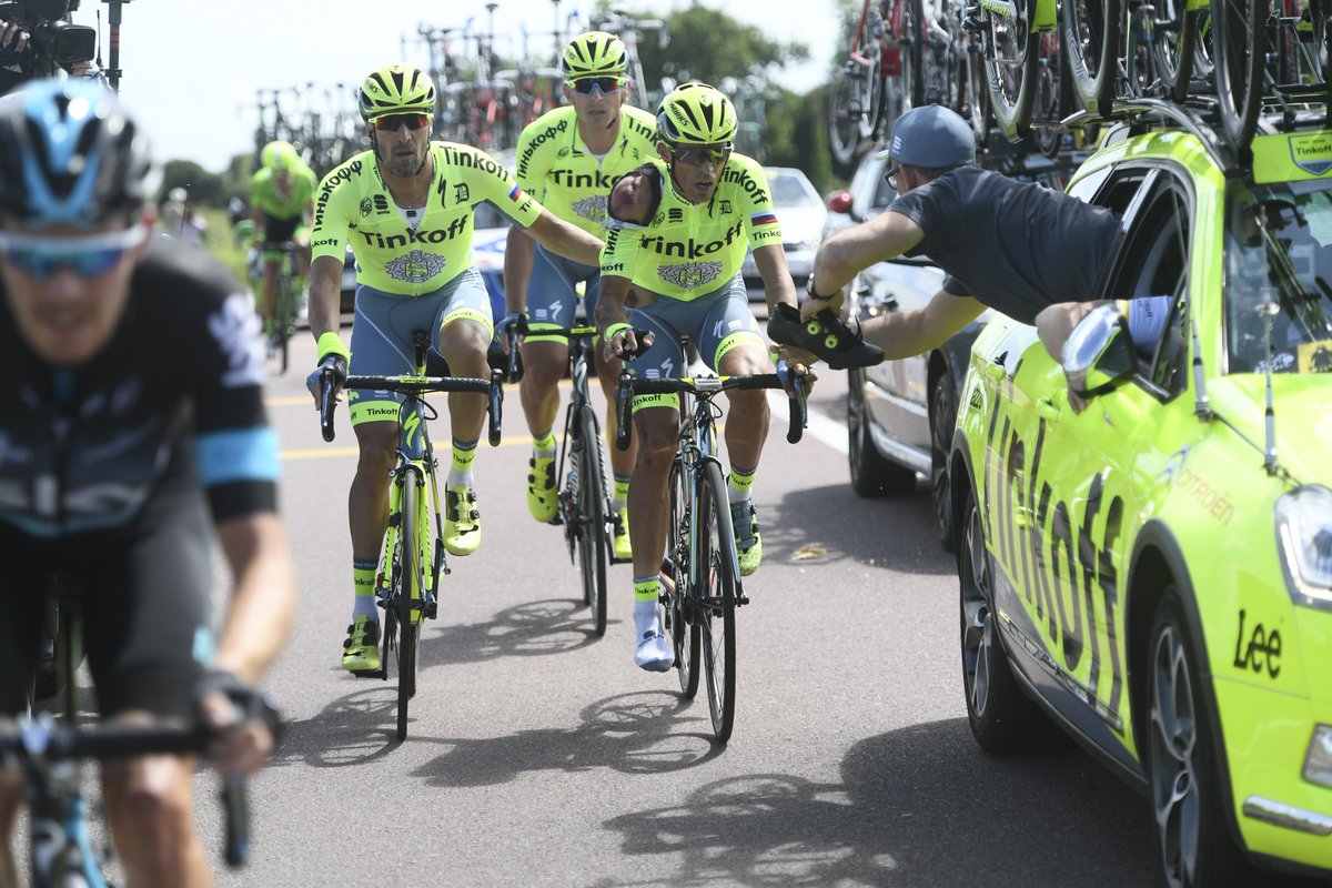 letour_es's tweet photo. Así acabó @albertocontador tras su caída en la 1⃣ etapa. El de Pinto no se rinde. RT para mandarle ánimos. #TDF2016 https://t.co/QsrGaqYiS3