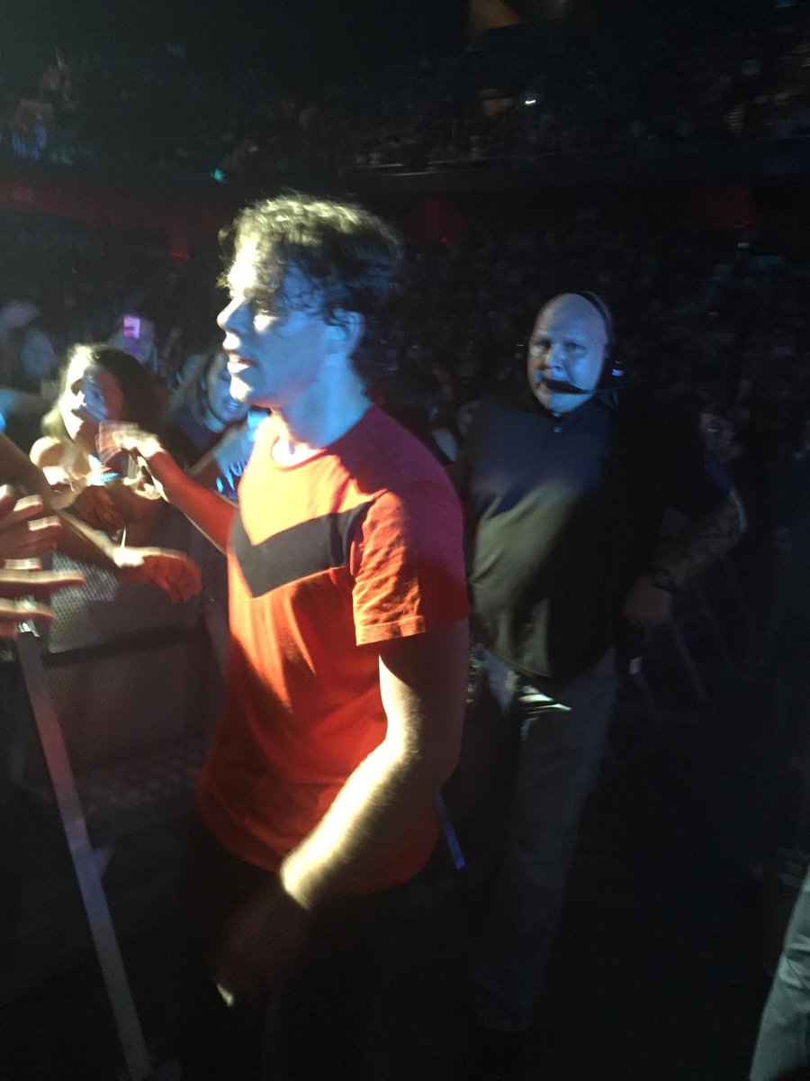 HeatherHall_17's tweet photo. Thank you for everything, @Ashton5SOS having you highfive all of us was surreal you are the sweetest see you soon https://t.co/TabrIskRlK