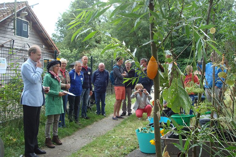 Wethouder @floorkistlv opende het inzamelpunt van de #buurtcompostbakkerij bij @Rusthout. @Avalex_nieuws was er ook!