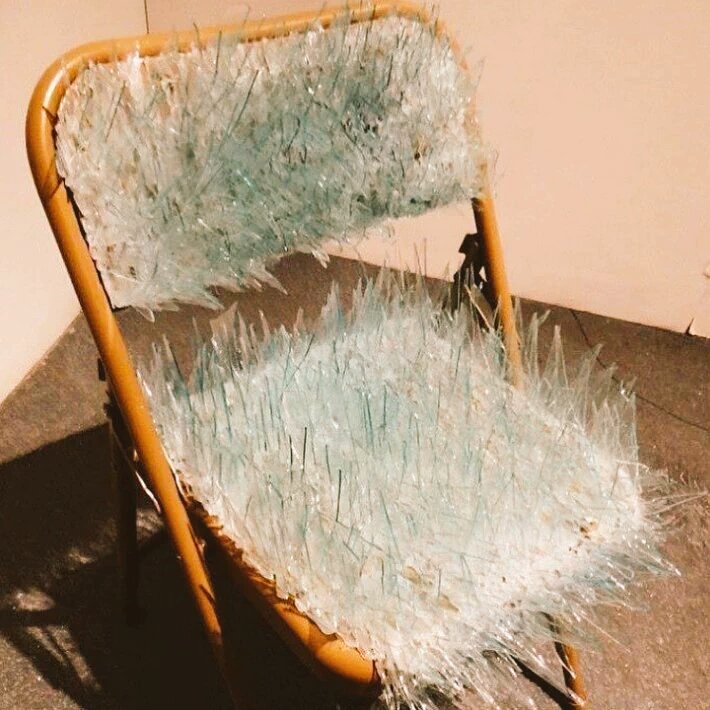 Yok yaa senden sıkılsam söylerim
Gel şöyle otur sen