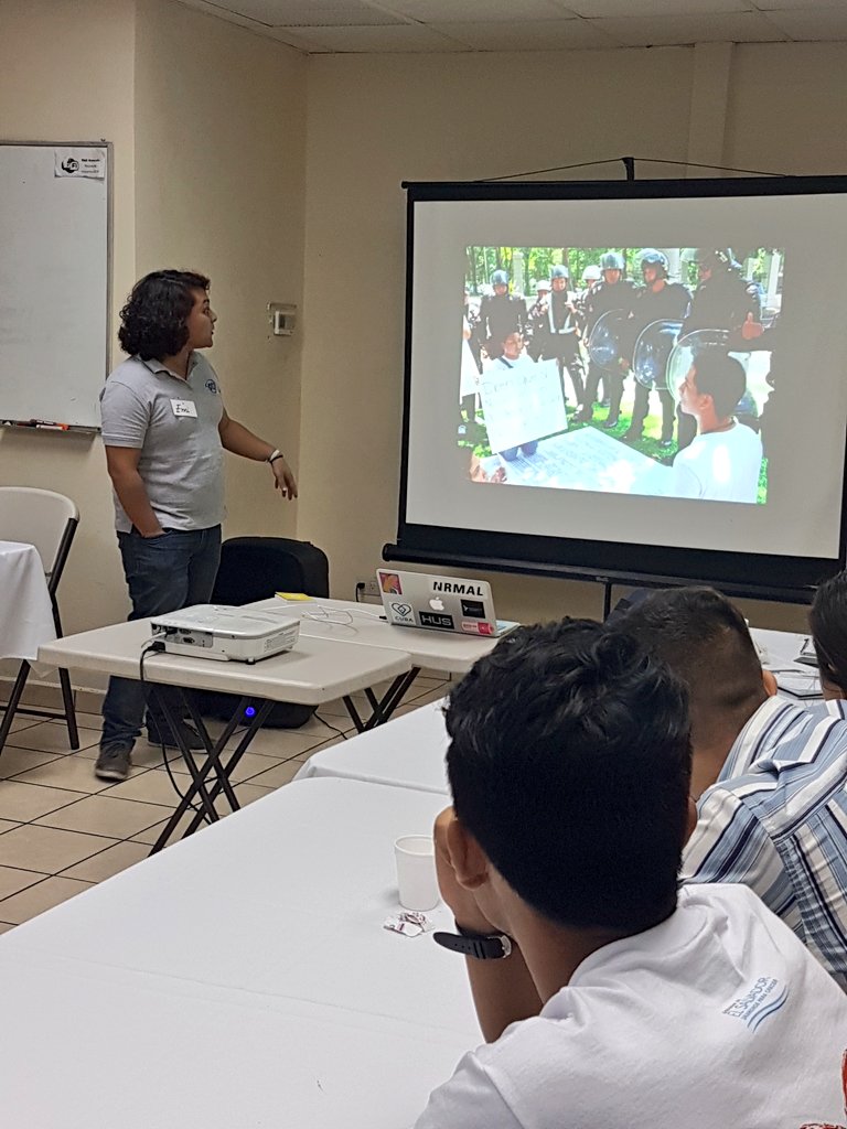 XpressateNet's tweet photo. @AerialLemon hablando sobre temas de transparencia y acceso a la info. pública con jóvenes participantes del #3Dsv https://t.co/AQEKyN3rAM