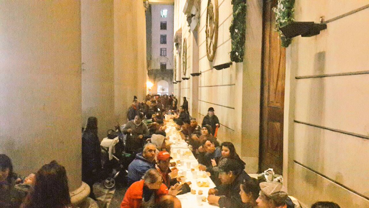 Situación de calle.
La Catedral de Buenos Aires como techo.

Mesa digna en la Plaza de Mayo.
#NoEstánSolos