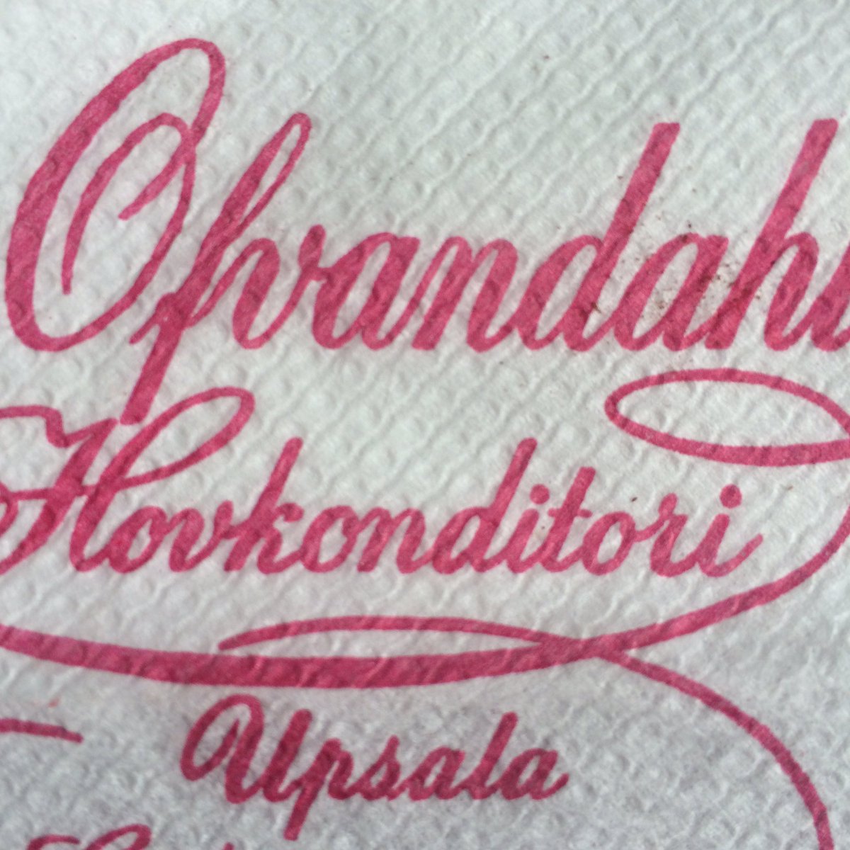 SRlassej's tweet image. Om Ofvandahls fortfarande är hovleverantör är nog slutet för monarkin nära. #dåligt #dyrt #dystert #ofvandahl