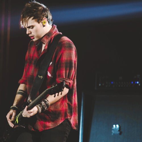 foodbytiana's tweet photo. How many rts can michael get?

VOTE FOR 5SOS
#VeranoMTV2016 5 Seconds Of Summer https://t.co/aBWpwCtVJu